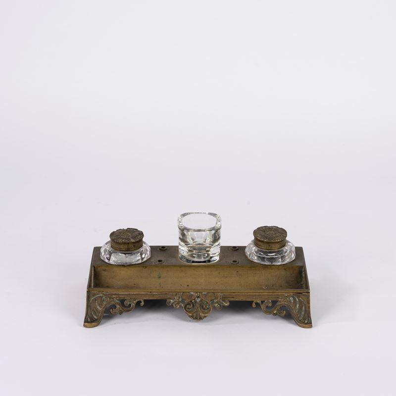 Calamaio in bronzo dorato con boccette in cristallo, fine XIX secolo
