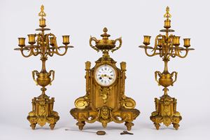 Trittico composto da pendola e due candelabri in bronzo dorato Napoleone III, fine XIX secolo
