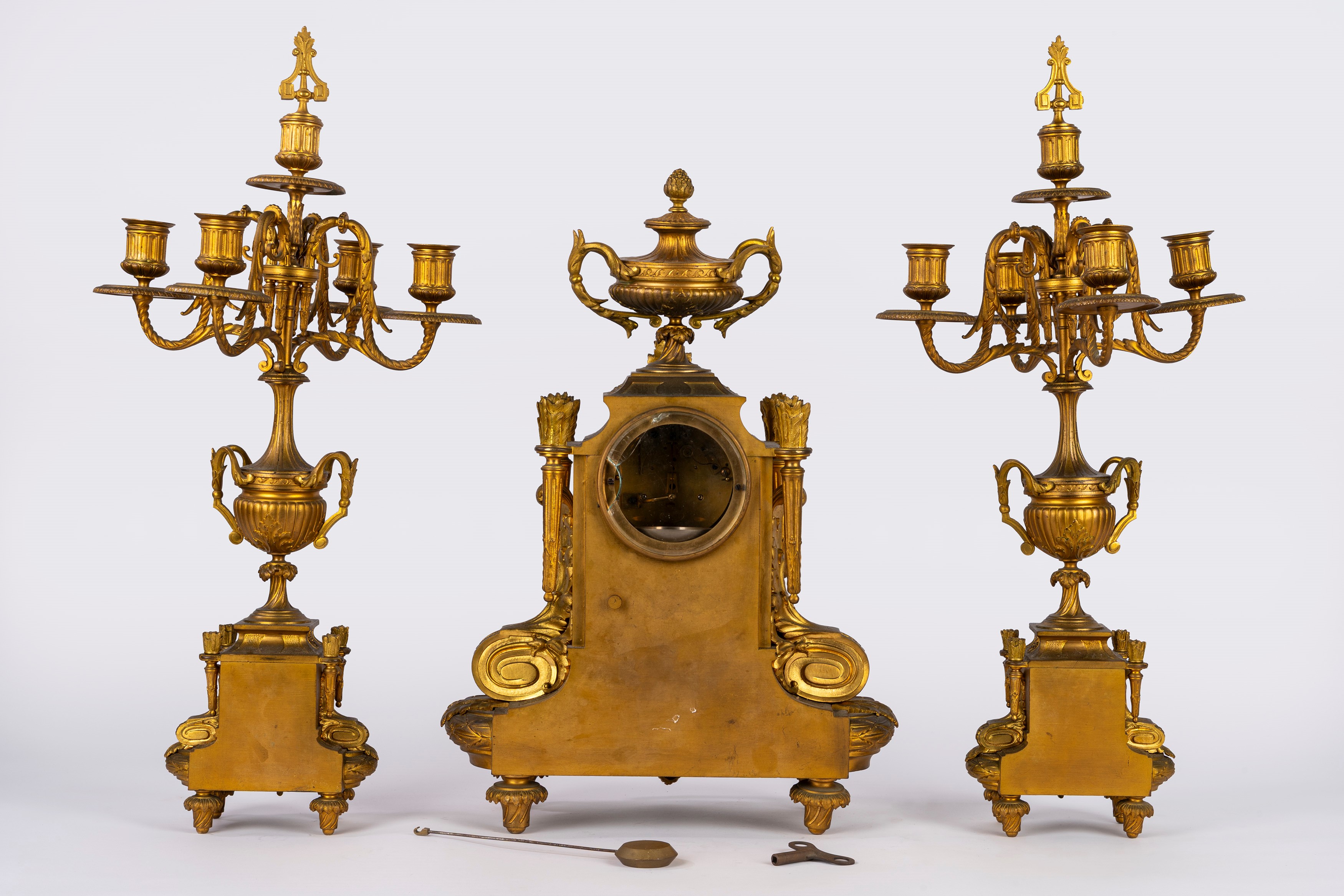 Trittico in bronzo dorato Napoleone III, Pendola e due candelabri a sei luci