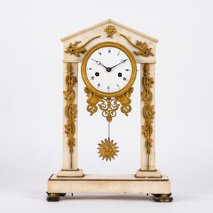 Pendola a timpano in alabastro e bronzo dorato, secolo XIX