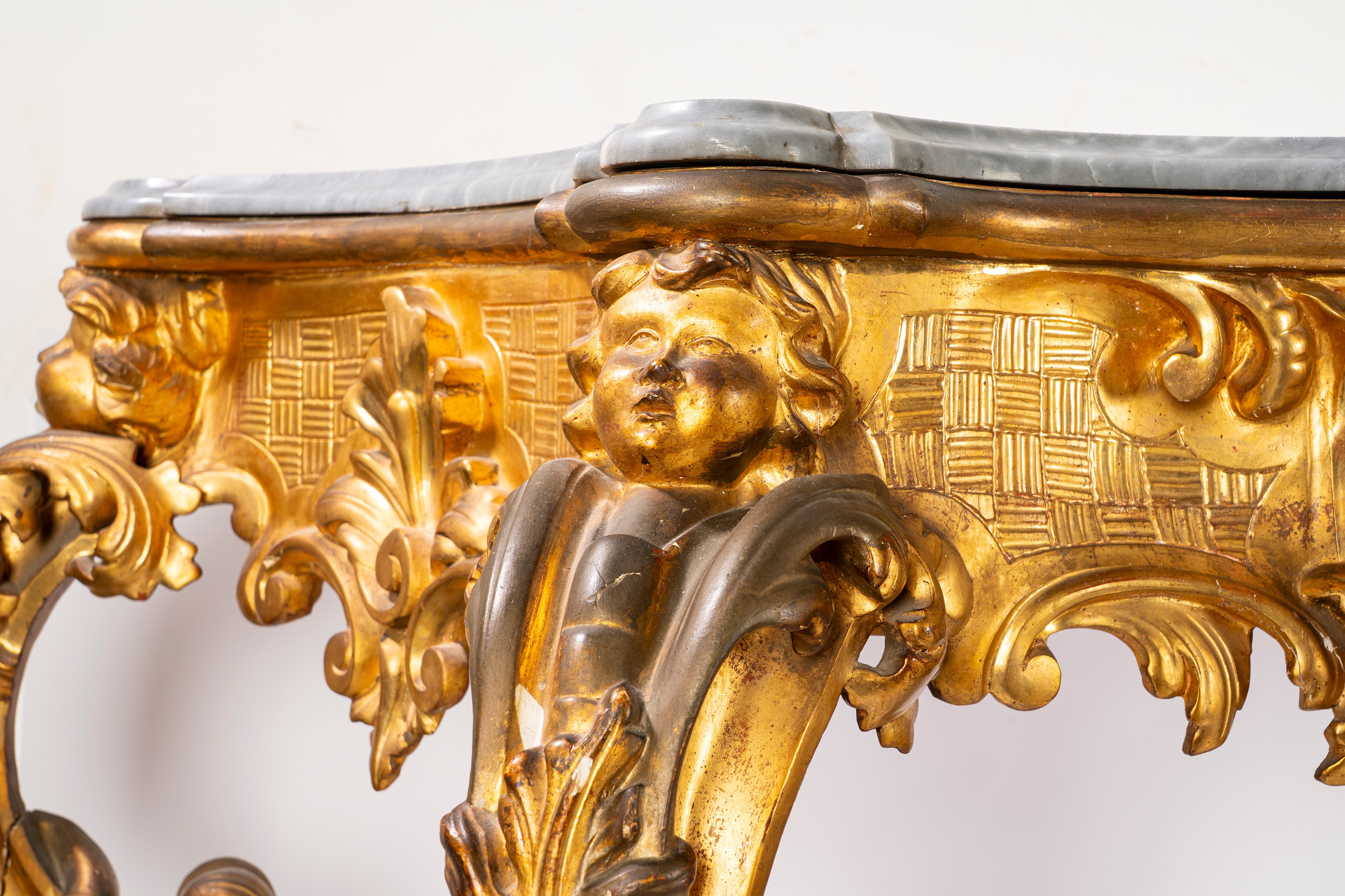 Console in stile rococò con piano in marmo grigio e corpo a forma di delfino, fine secolo XIX