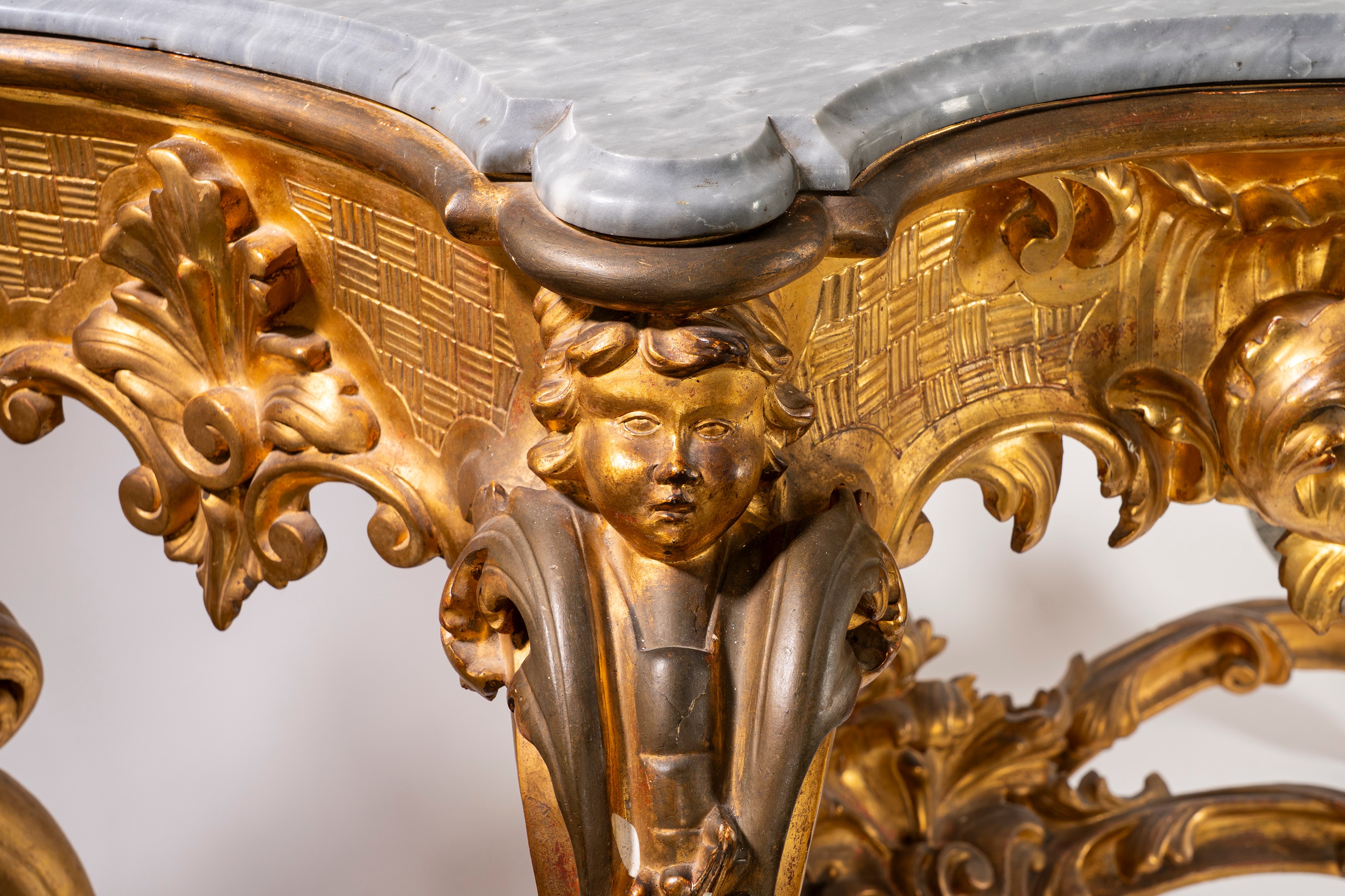Console in stile rococò con piano in marmo grigio e corpo a forma di delfino, fine secolo XIX