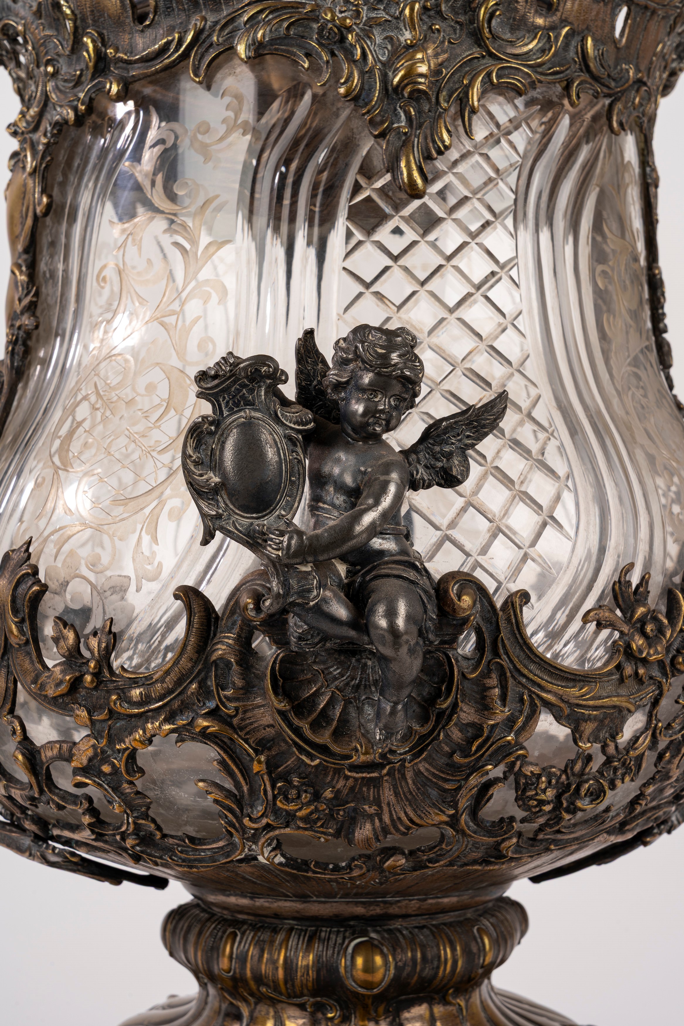 Grande vaso in cristallo, antimonio e ottone con coperchio, secolo XIX
