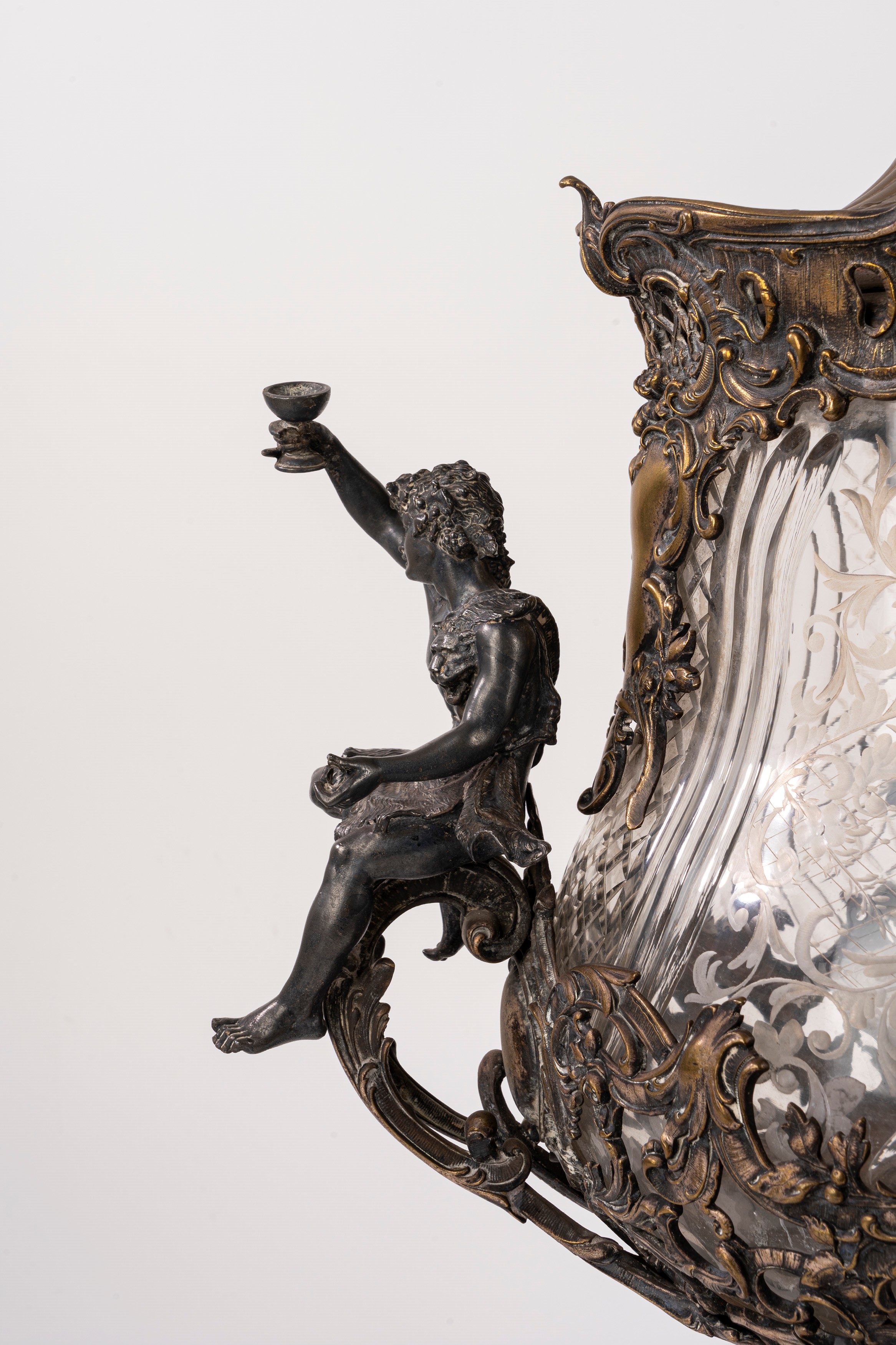 Grande vaso in cristallo, antimonio e ottone con coperchio, secolo XIX
