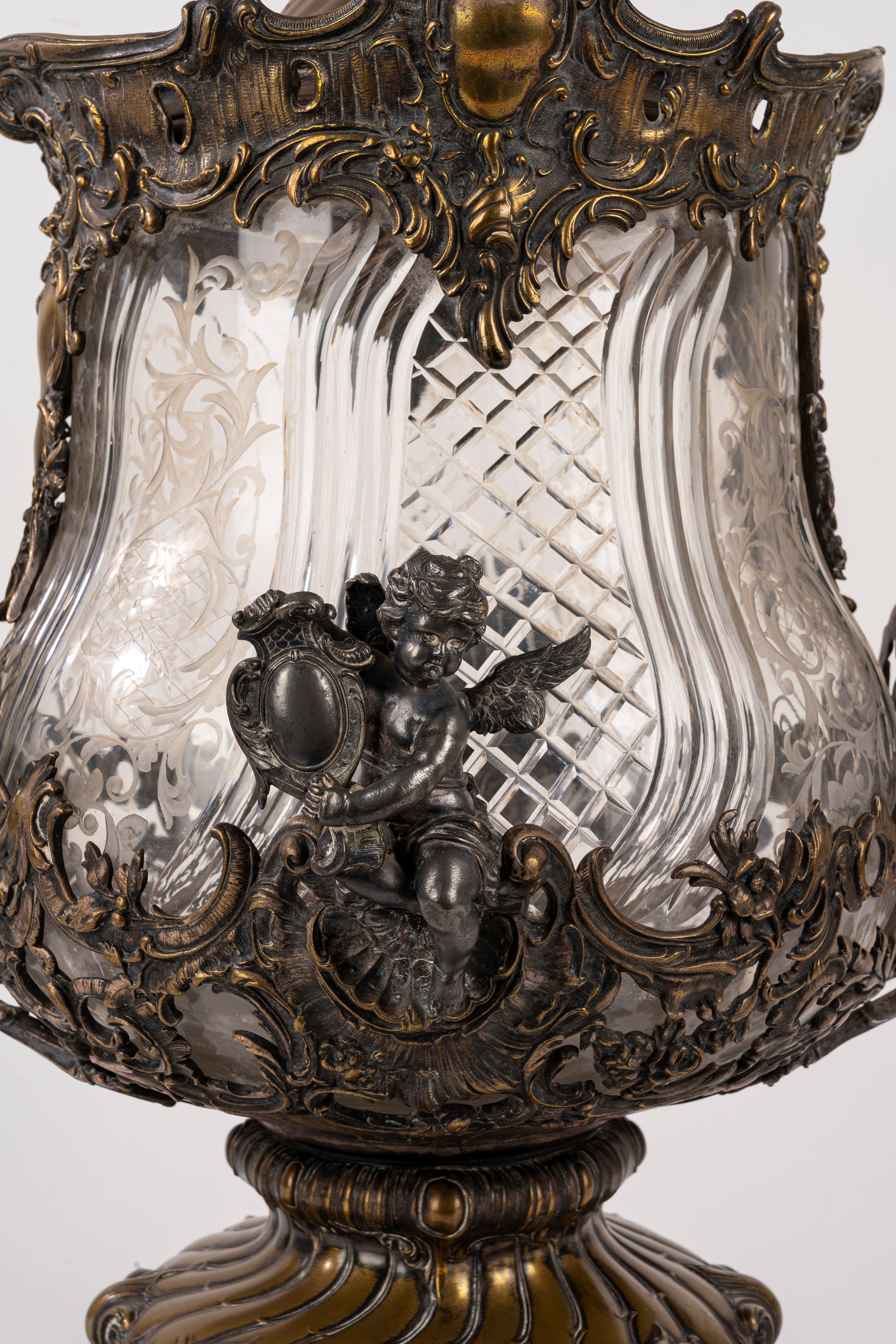 Grande vaso in cristallo, antimonio e ottone con coperchio, secolo XIX