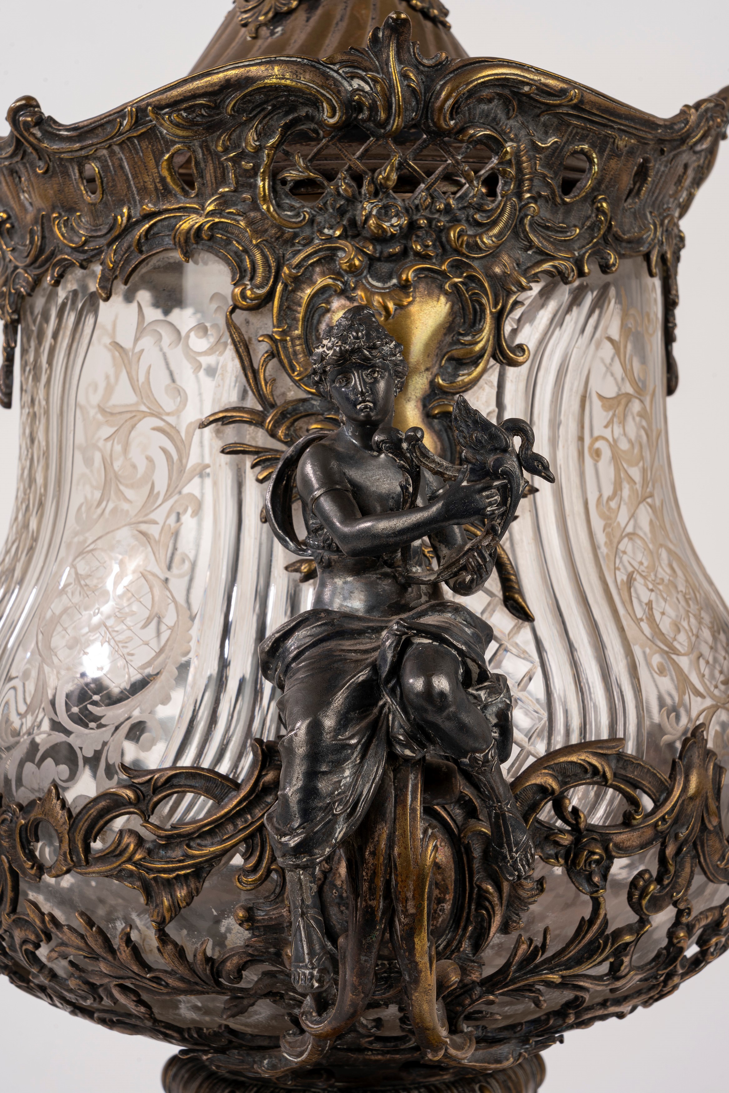 Grande vaso in cristallo, antimonio e ottone con coperchio, secolo XIX