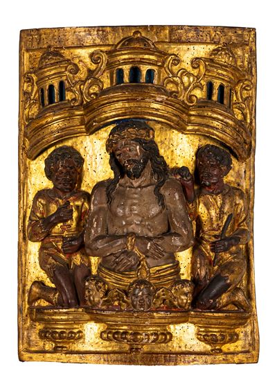 Bassorilievo ligneo raffigurante Ecce Homo, secolo XVII, parzialmente dorato e laccato policromo