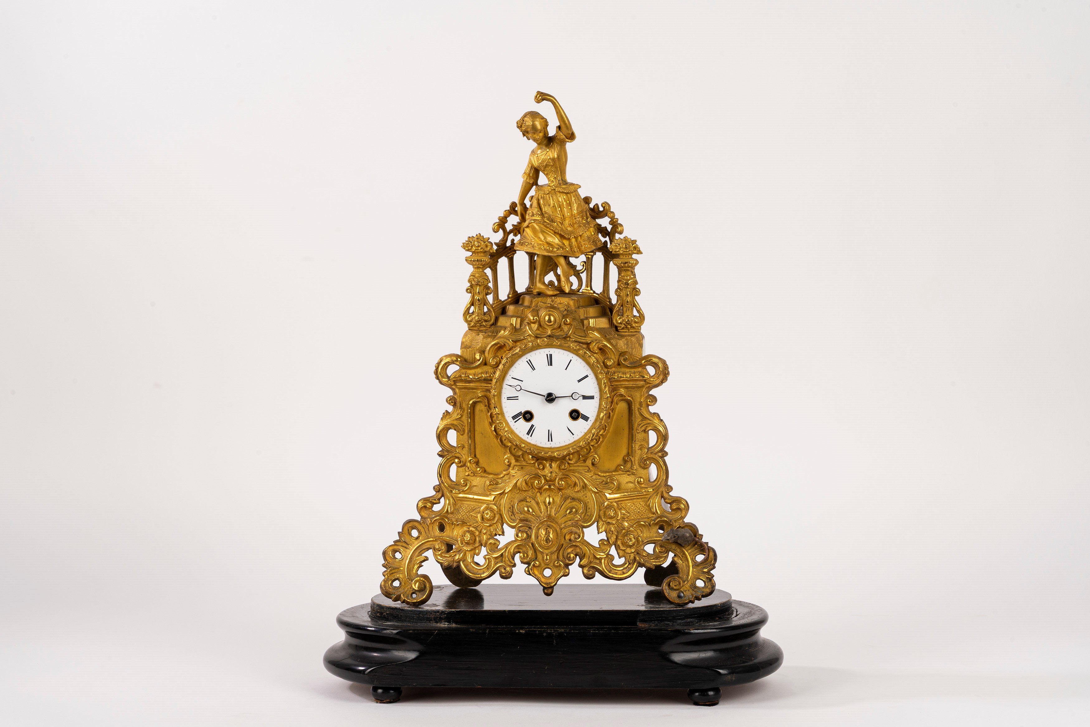 Pendola da tavolo in bronzo dorato, con fanciulla danzante, secolo XIX