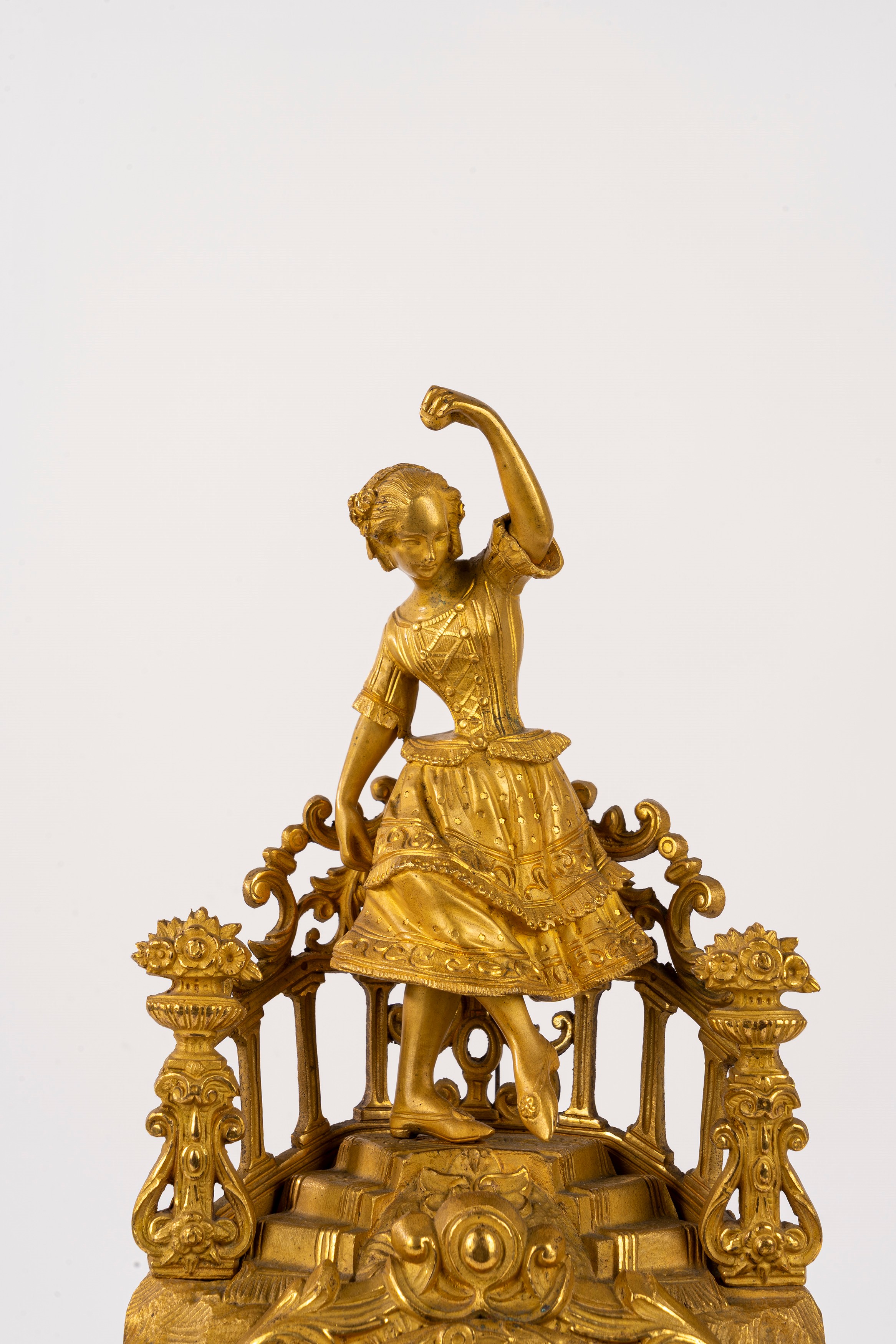 Pendola da tavolo in bronzo dorato, con fanciulla danzante, secolo XIX