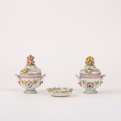 Capodimonte, Coppia di piccole potiche con piattino in porcellana policroma a rilievo floreale