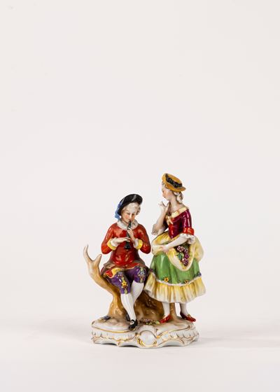 Capodimonte, Gruppo scultoreo in porcellana raffigurante coppia galante