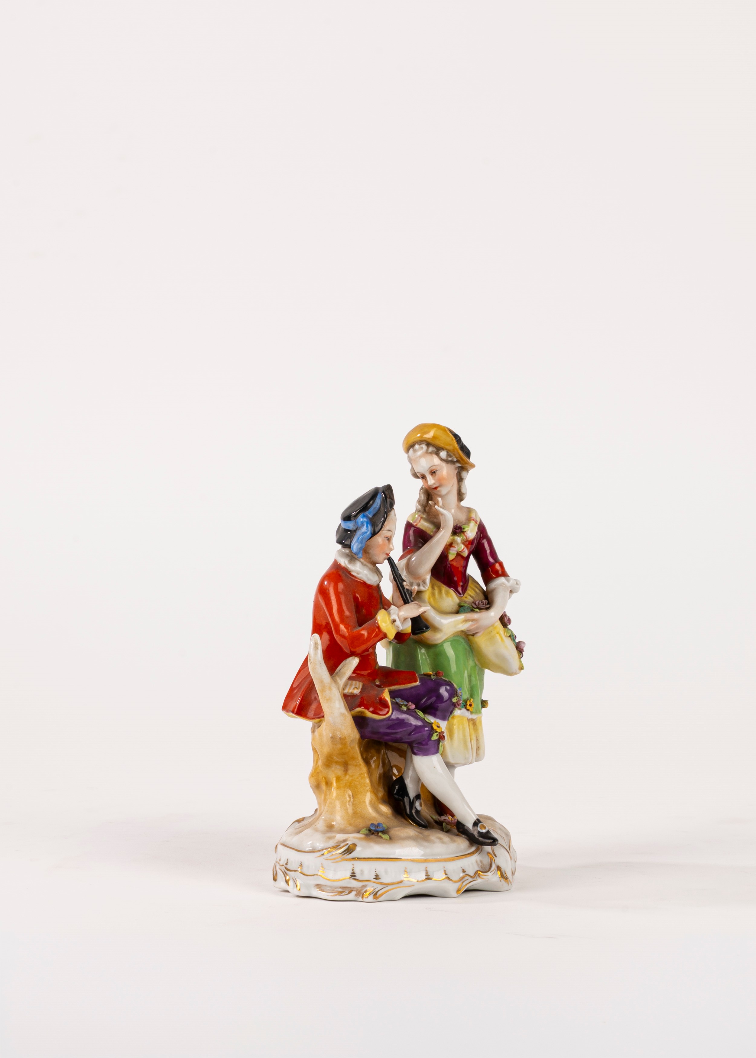 Capodimonte, Gruppo scultoreo in porcellana raffigurante coppia galante