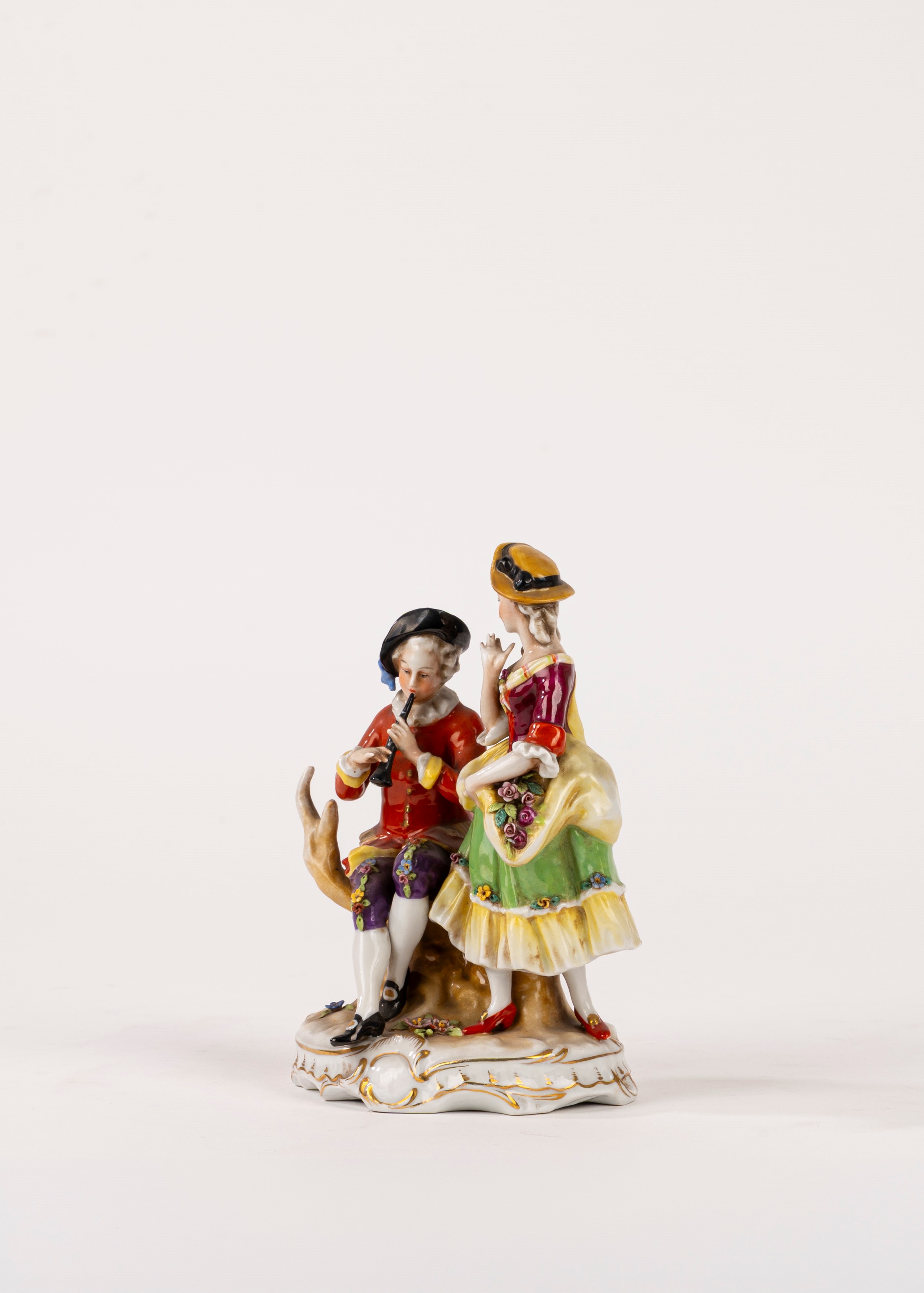 Capodimonte, Gruppo scultoreo in porcellana raffigurante coppia galante