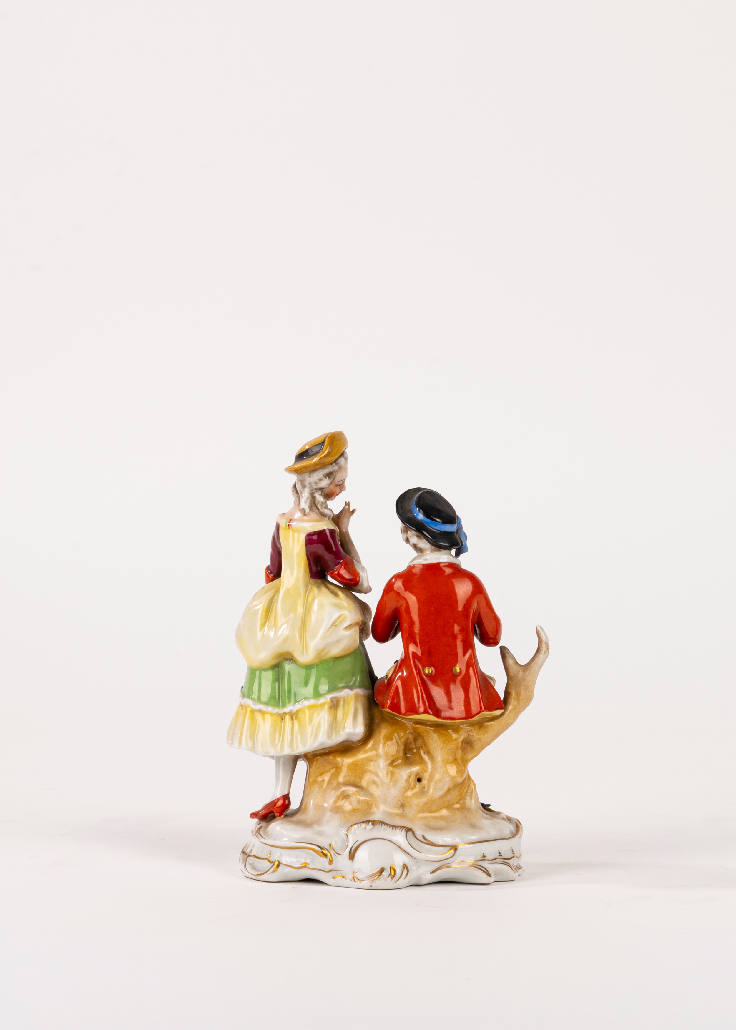 Capodimonte, Gruppo scultoreo in porcellana raffigurante coppia galante