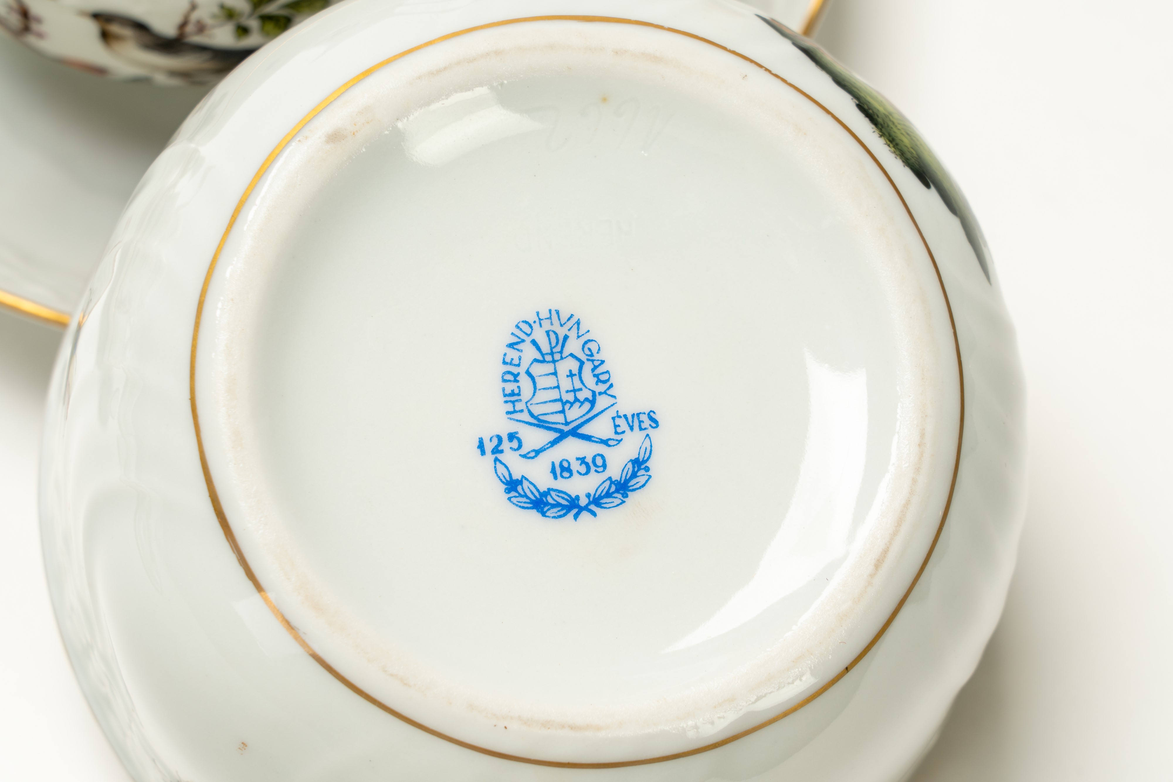 Servizio da Tè in Porcellana con Profilo Dorato e Decoro a Farfalle e Uccellini. Herend Hungary