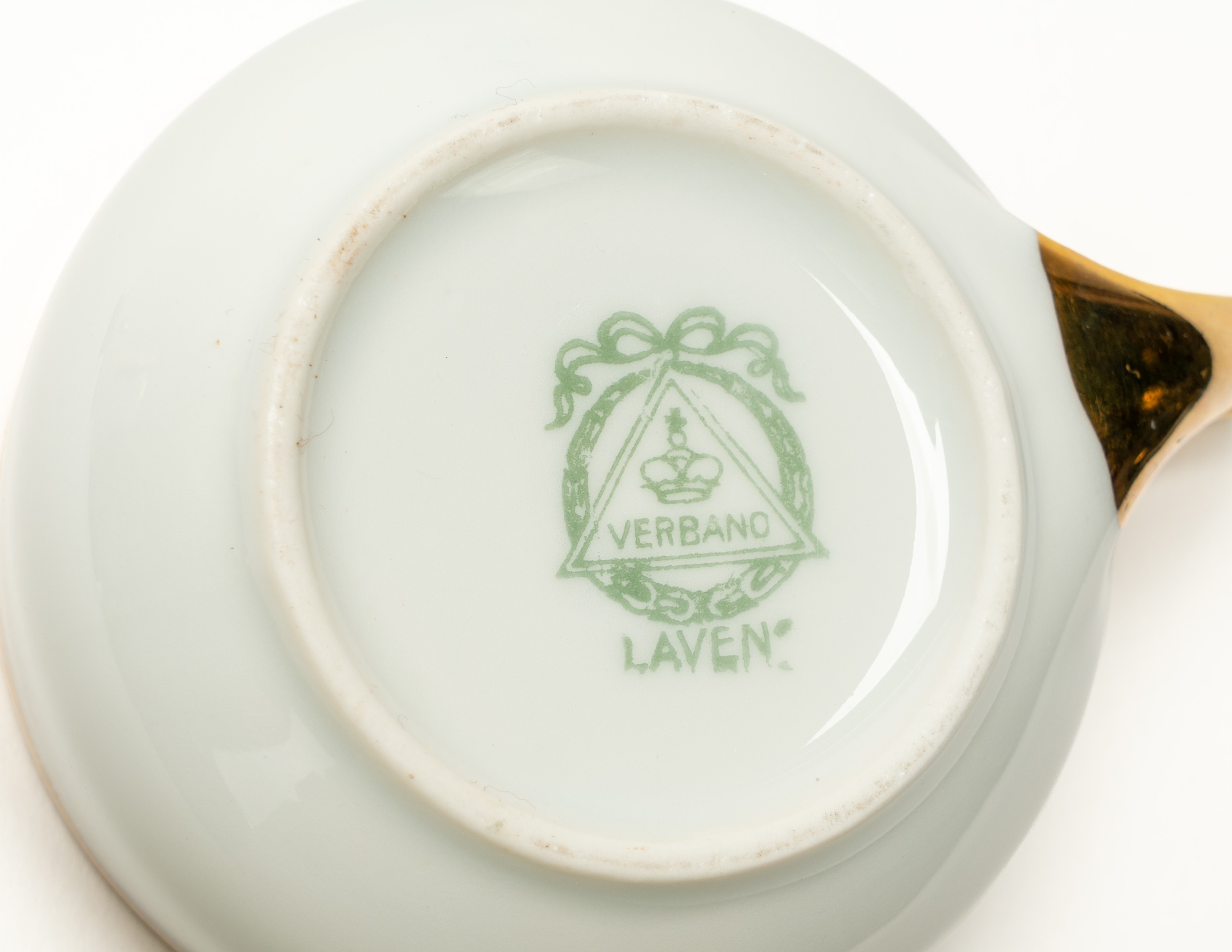 Servizio da Caffè in Porcellana Bianca con Anse Dorate e Fascia Dorata Lungo il Profilo. Verbano ...