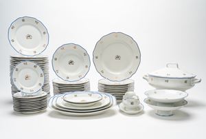 White porcelain set with a wavy edge outlined in blue and gold floral motifs. Richard Ginori, 1940s-1950s.