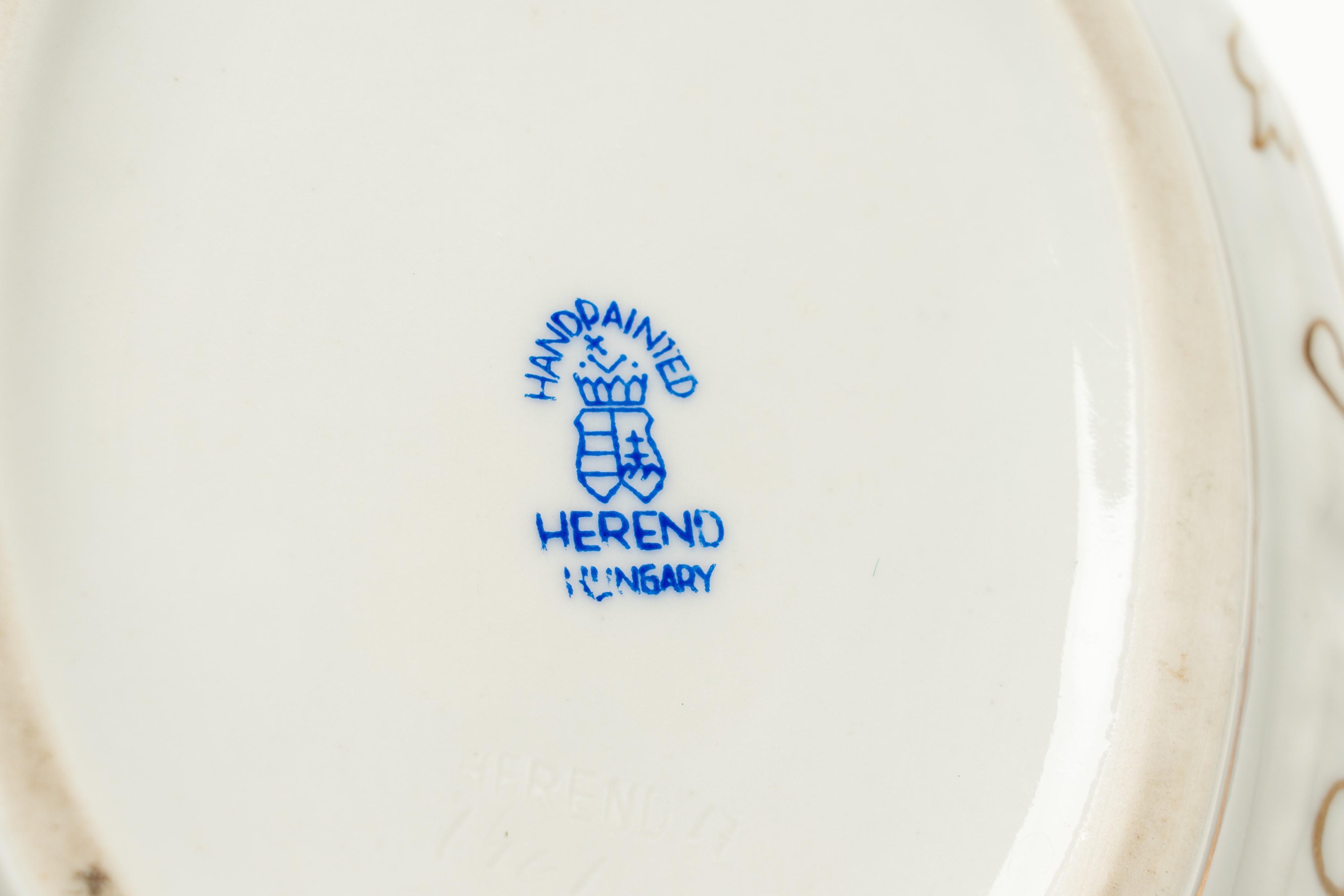 Herend Hungary, Portabonbon in porcellana con profilo mosso e decorazione dorata a rilievo