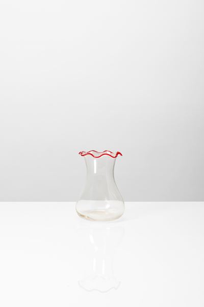 Vaso a bocca ondulata in vetro soffiato, manifattura muranese (circa 1960)
