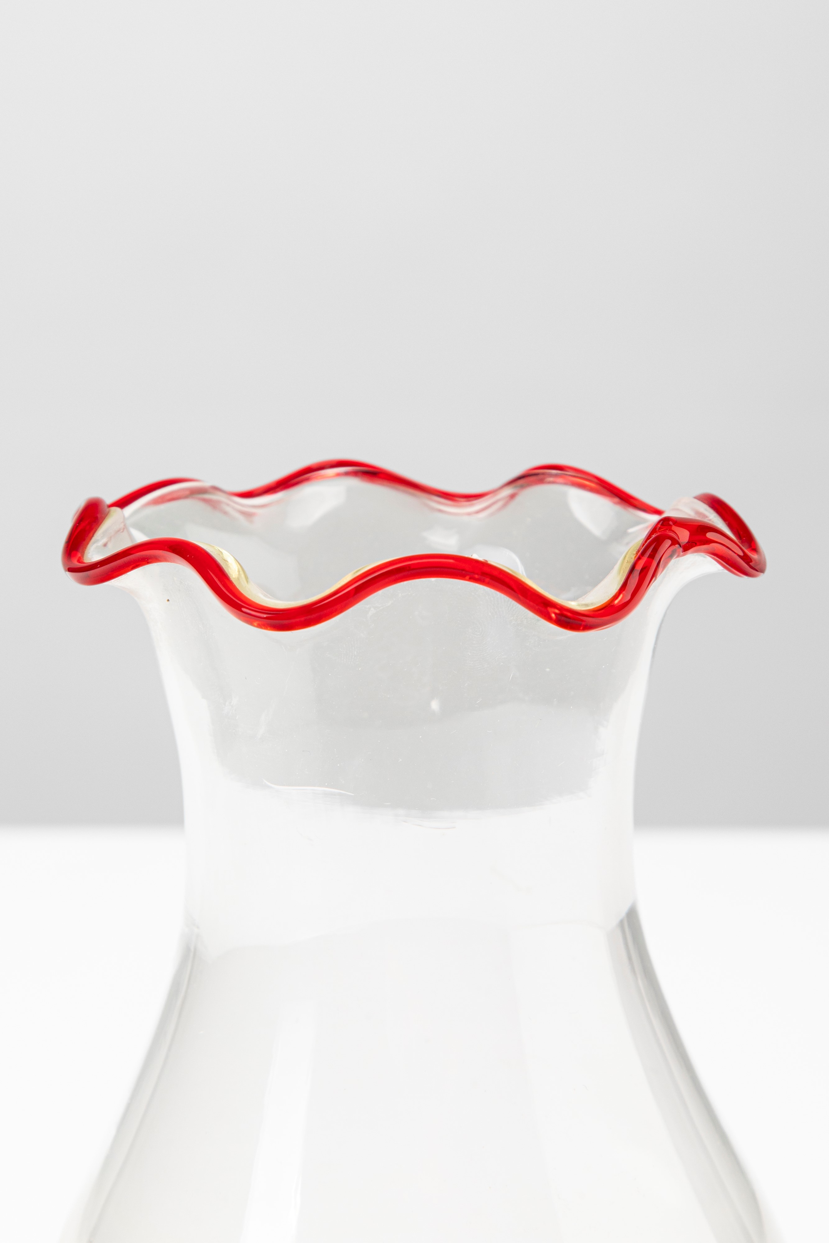 Vaso a bocca ondulata in vetro soffiato, manifattura muranese (circa 1960)