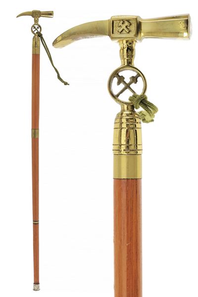Bastone da passeggio da minatore, impugnatura in ottone con martelli incrociati, fusto in legno s...