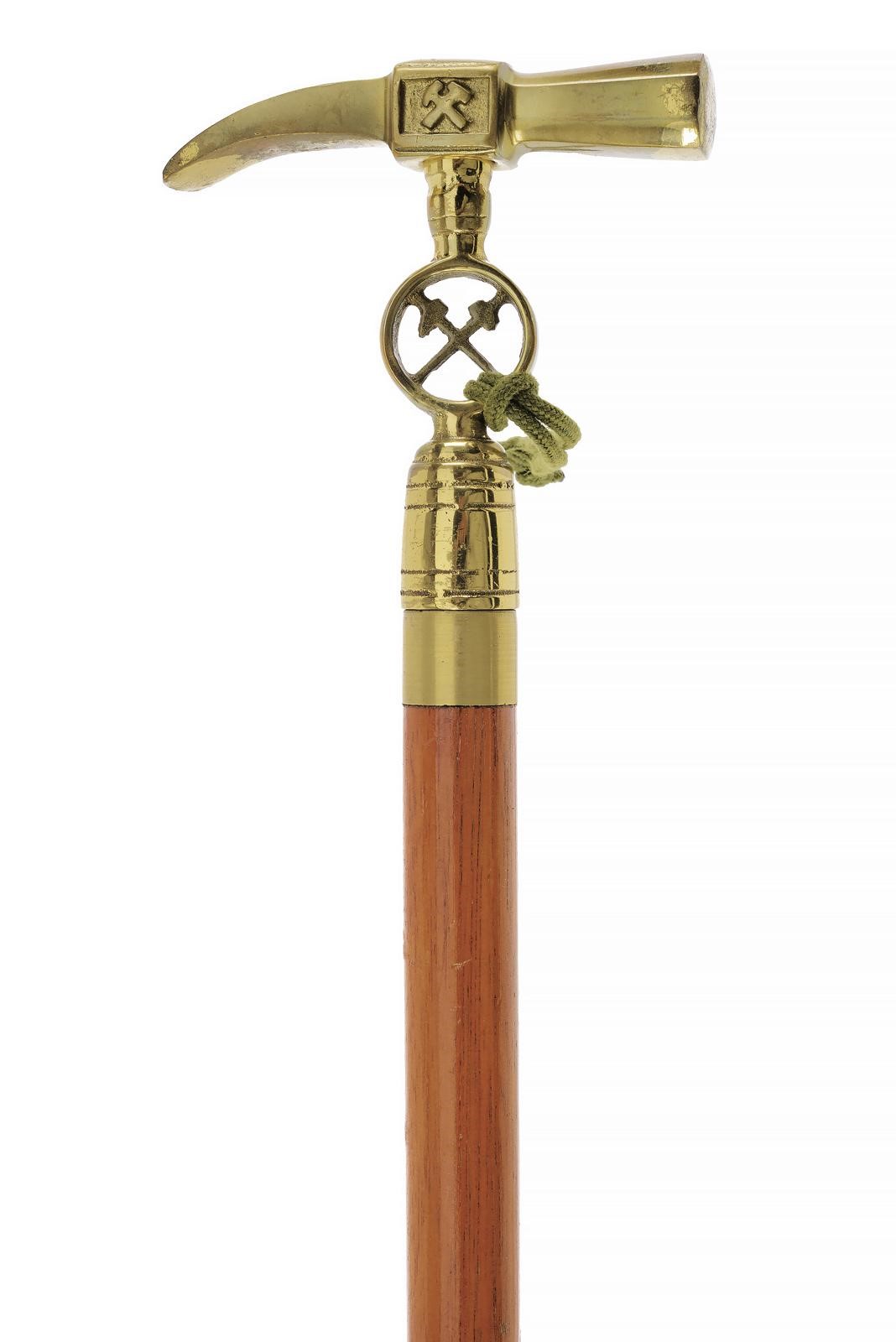 Bastone da passeggio da minatore, impugnatura in ottone con martelli incrociati, fusto in legno s...