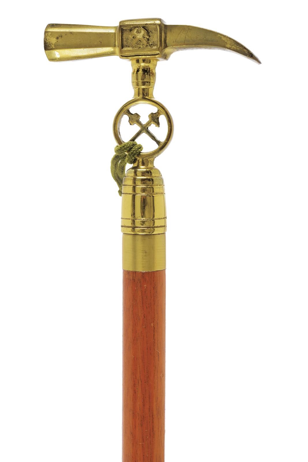 Bastone da passeggio da minatore, impugnatura in ottone con martelli incrociati, fusto in legno s...