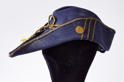 Mario Moschi, Cappello appuntito con medaglia commemorativa dell’inaugurazione dello stadio Giova...