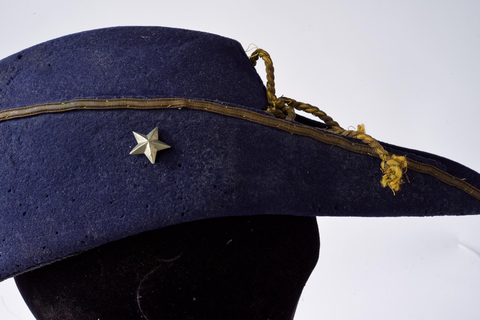 Mario Moschi, Cappello appuntito con medaglia commemorativa dell’inaugurazione dello stadio Giova...