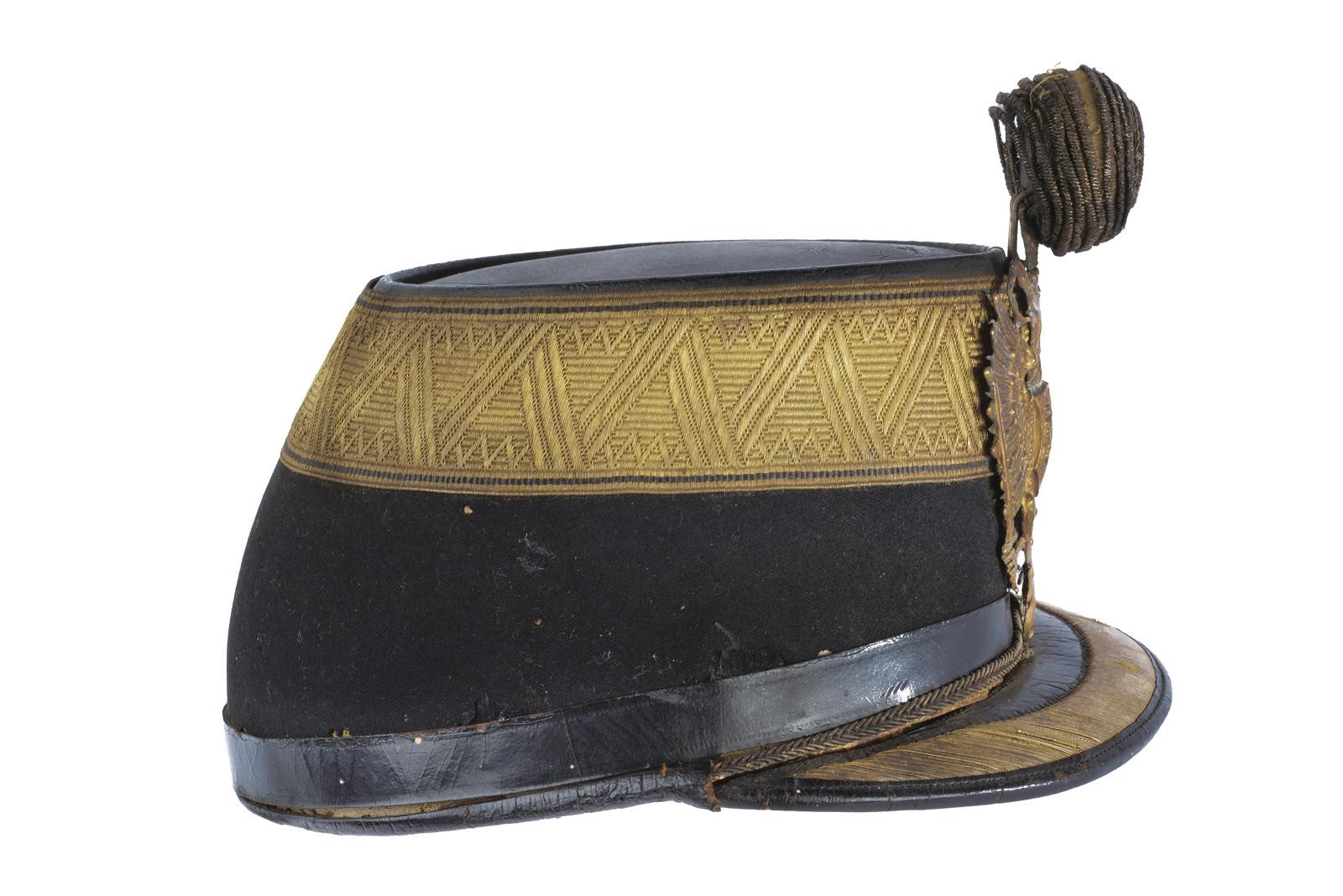 Kepi da ufficiale, coppo semirigido con fregio imperiale e visiera in cuoio laccato