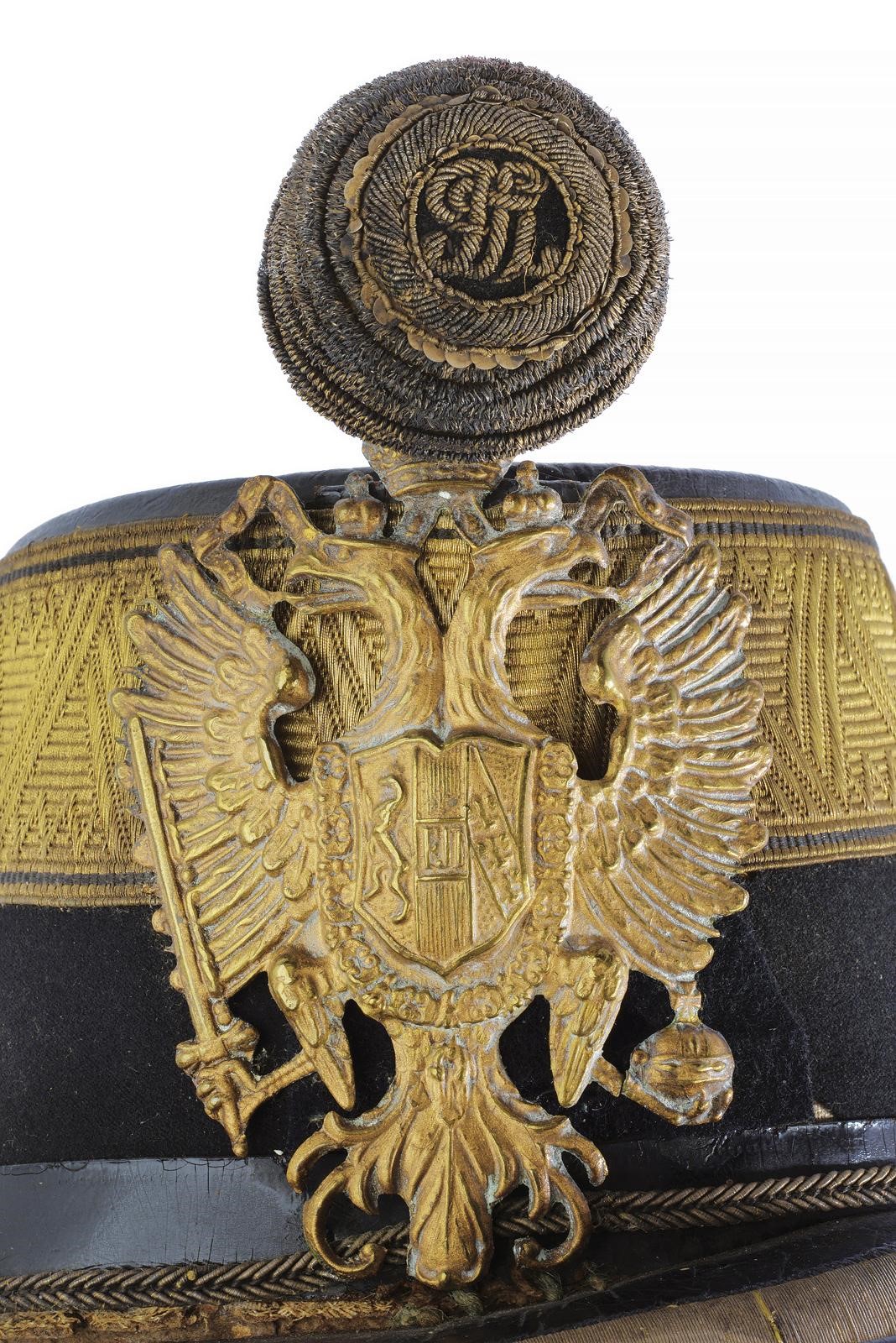 Kepi da ufficiale, coppo semirigido con fregio imperiale e visiera in cuoio laccato