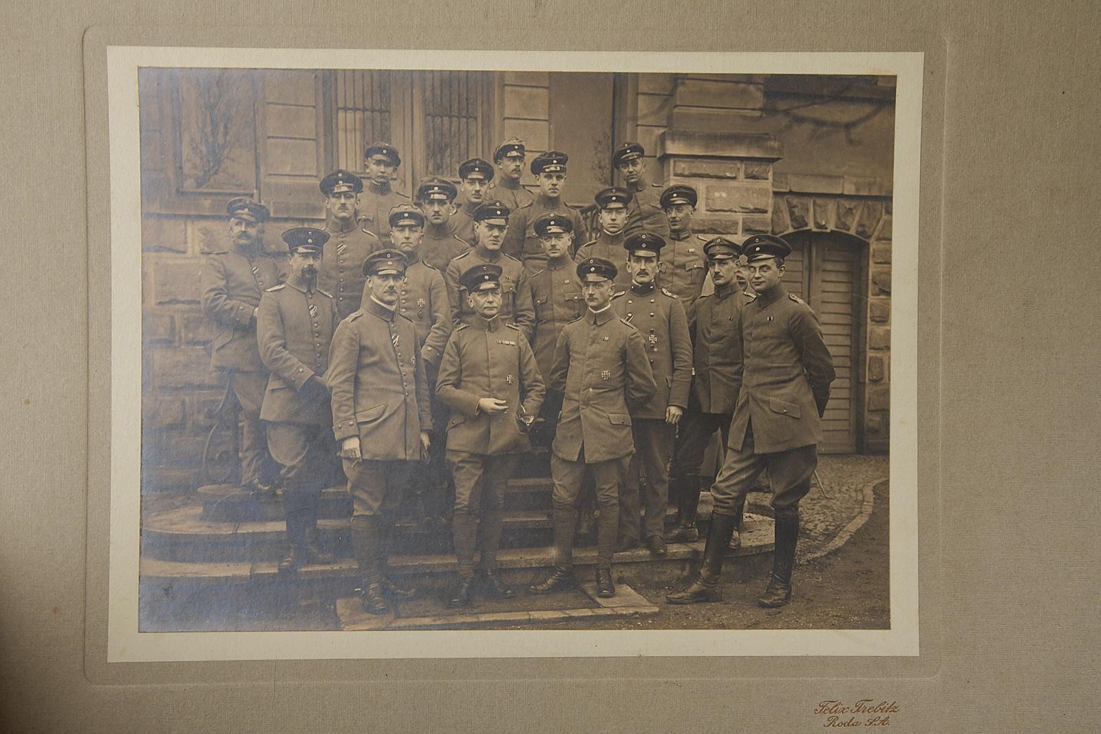 Germania, Krätzchen da ufficiale con Croce di Ferro di I classe (copia) e fotografia di ufficiali...