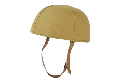 Italia, Casco da equitazione in cuoio rivestito in tessuto color sabbia (1950-60 circa)