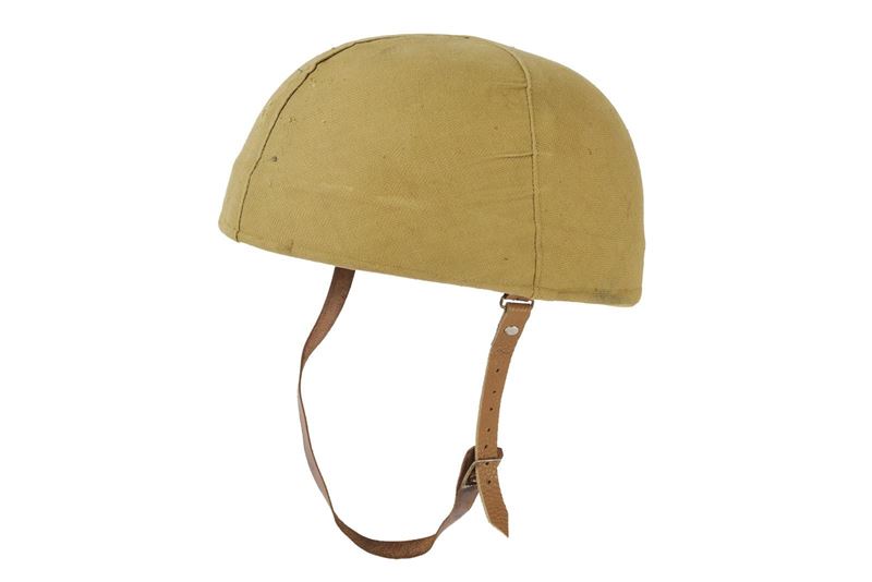 Italia, Casco da equitazione in cuoio rivestito in tessuto color sabbia (1950-60 circa)