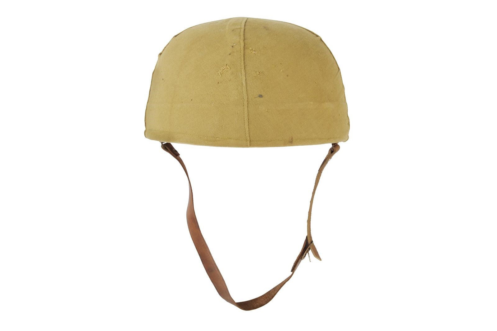 Italia, Casco da equitazione in cuoio rivestito in tessuto color sabbia (1950-60 circa)