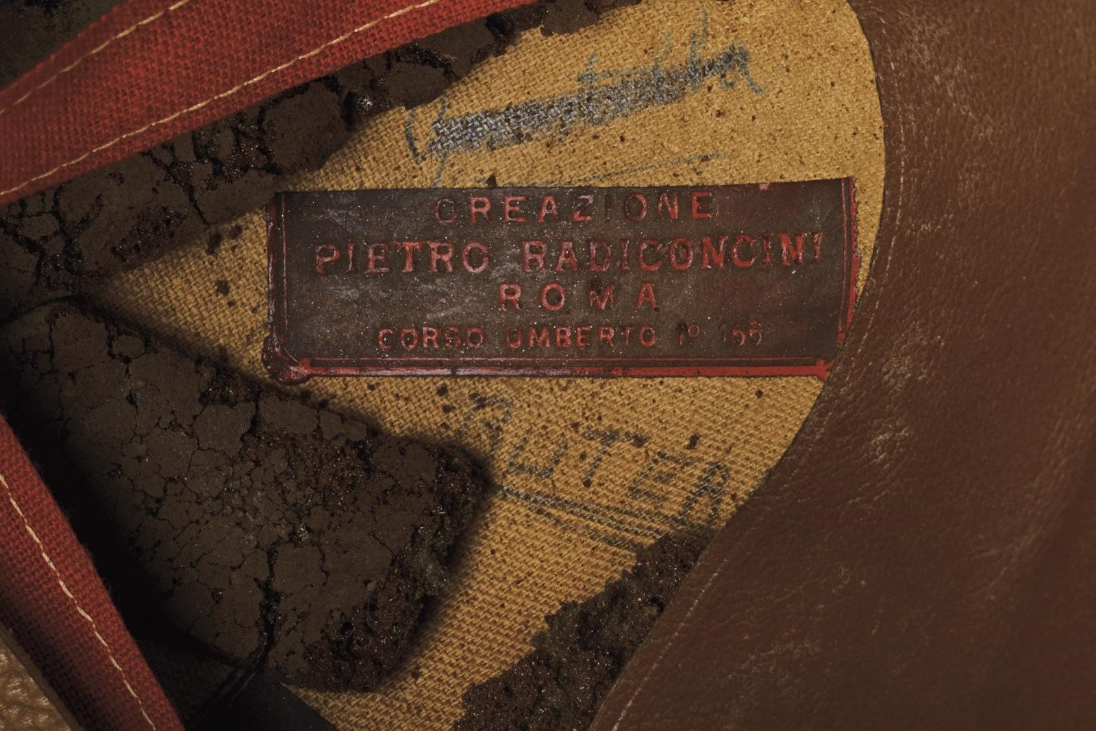 Italia, Casco da equitazione in cuoio rivestito in tessuto color sabbia (1950-60 circa)
