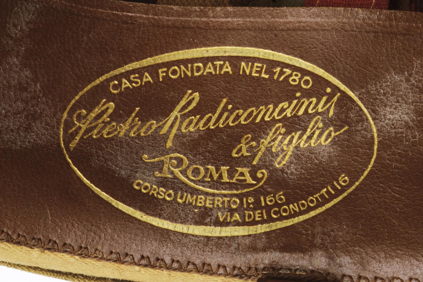 Italia, Casco da equitazione in cuoio rivestito in tessuto color sabbia (1950-60 circa)