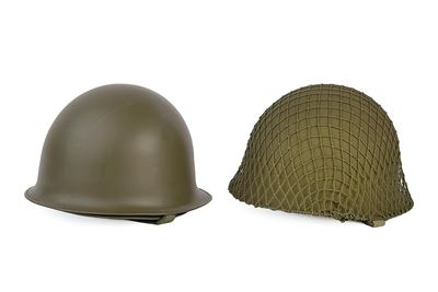 Militaria del XX secolo, Due elmetti in ferro con marcature e soggoli in tessuto