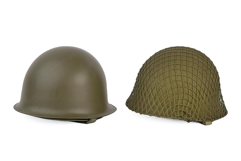 Militaria del XX secolo, Due elmetti in ferro con marcature e soggoli in tessuto