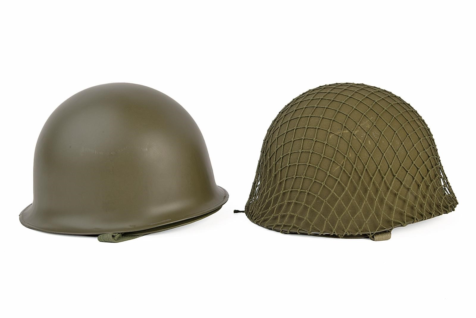 Militaria del XX secolo, Due elmetti in ferro con marcature e soggoli in tessuto