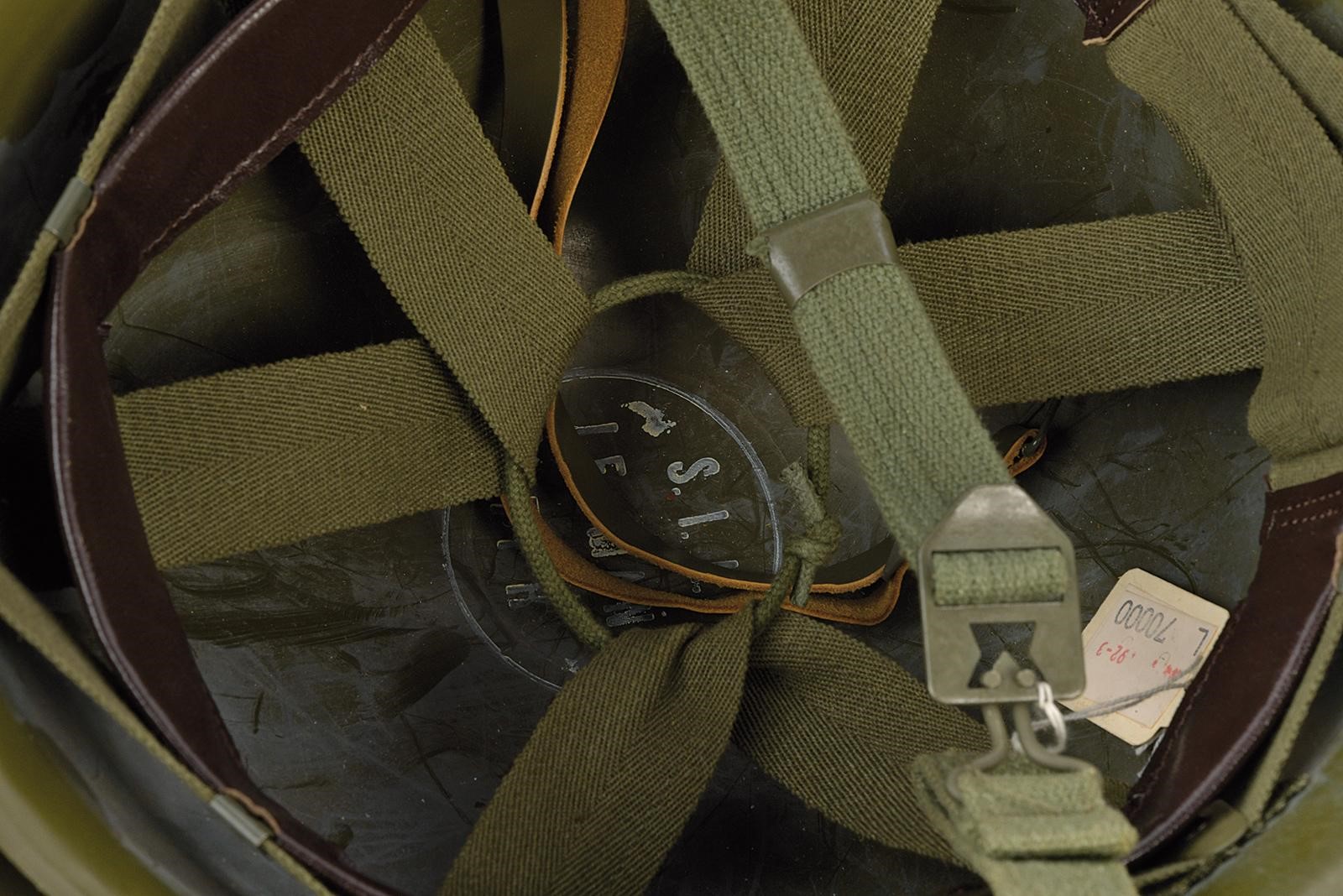 Militaria del XX secolo, Due elmetti in ferro con marcature e soggoli in tessuto