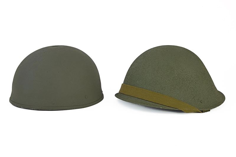 Elmetto MK IV e altro elmetto, metallo e tessuto, metà del XX secolo