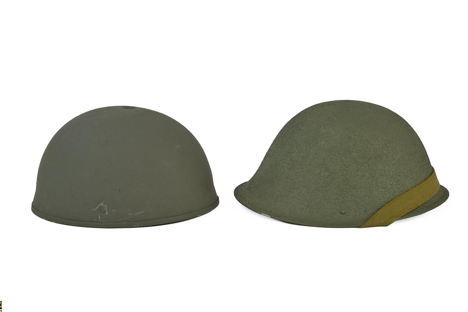 Elmetto MK IV e altro elmetto, metallo e tessuto, metà del XX secolo
