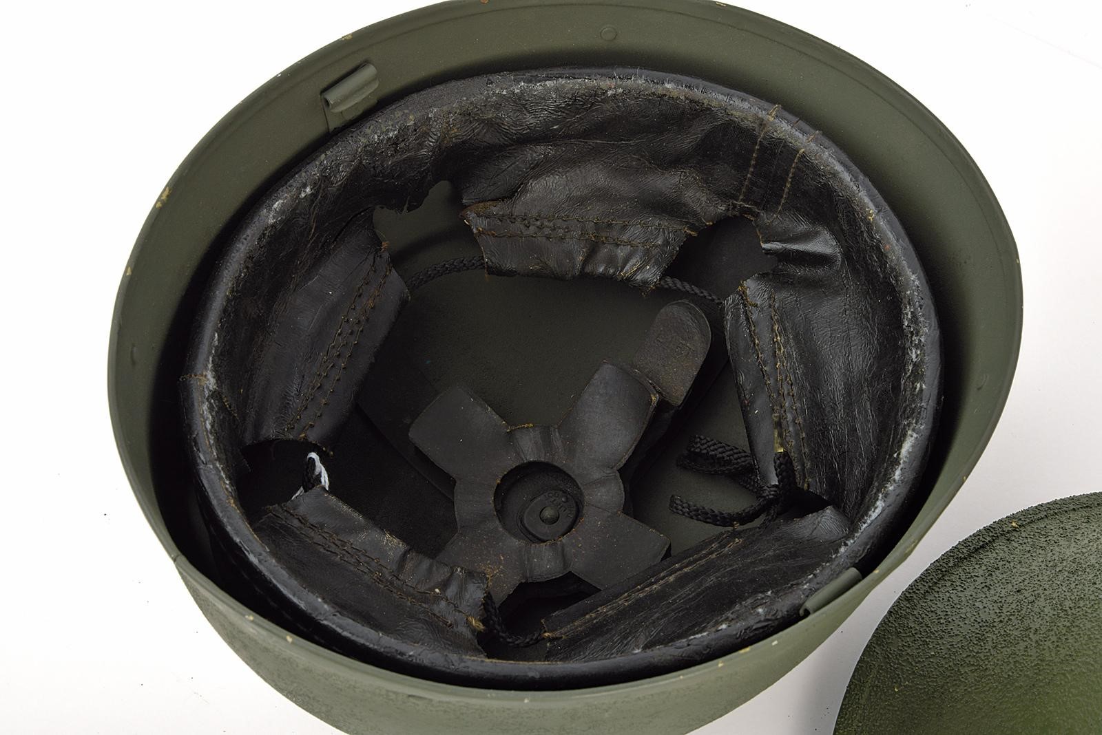 Elmetto MK IV e altro elmetto, metallo e tessuto, metà del XX secolo