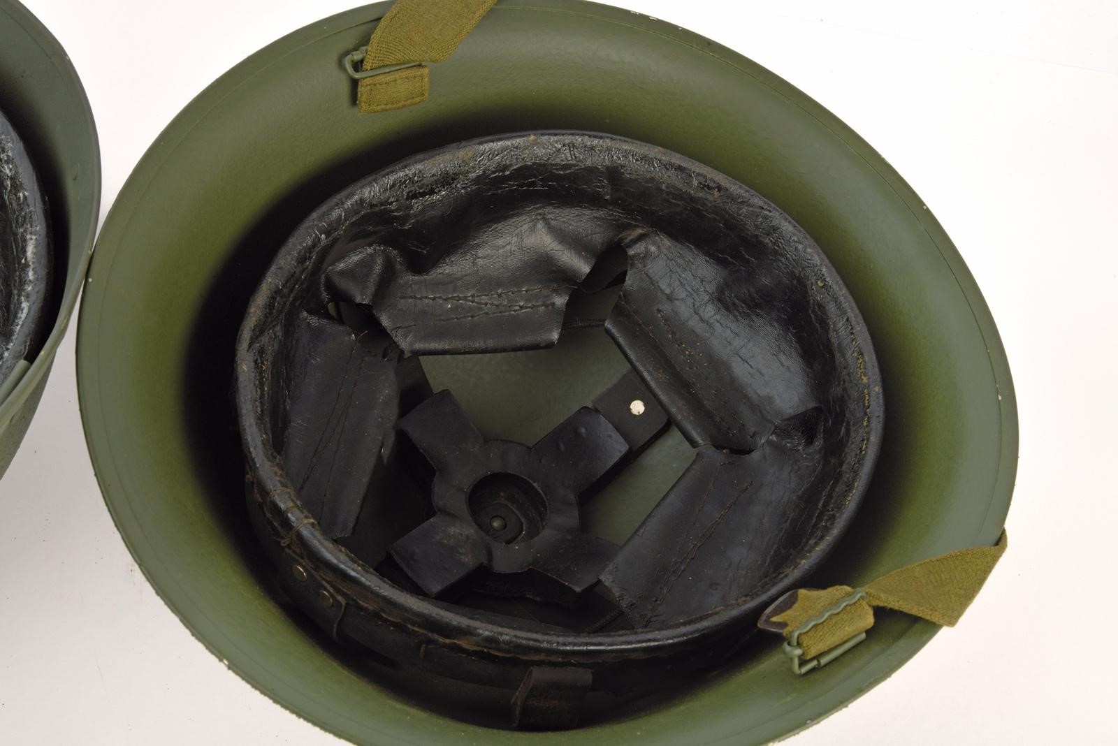 Elmetto MK IV e altro elmetto, metallo e tessuto, metà del XX secolo