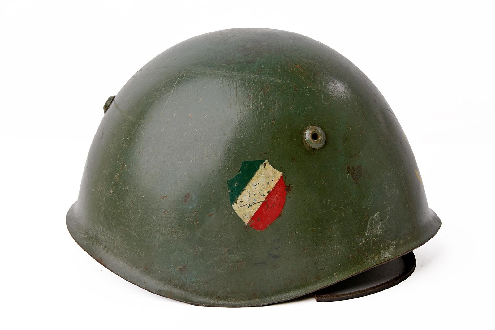 Italia, Elmetto Mod. 1933 con fregi della X MAS e decorazioni a ancora