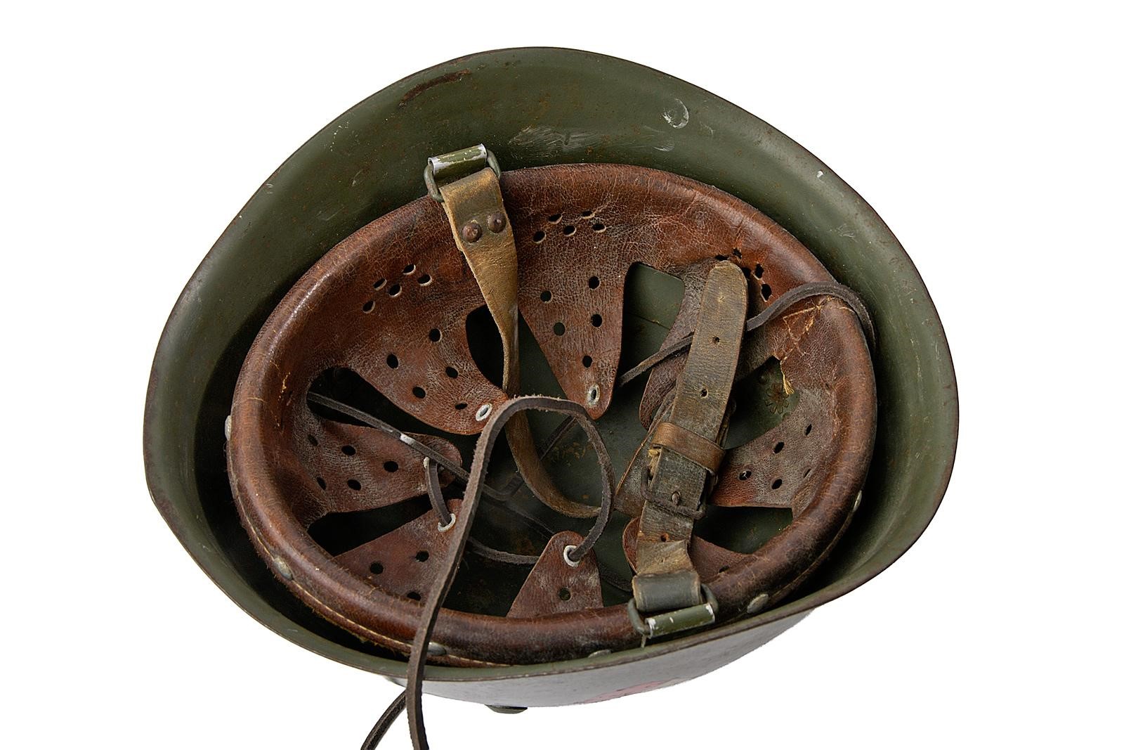 Italia, Elmetto Mod. 1933 con fregi della X MAS e decorazioni a ancora