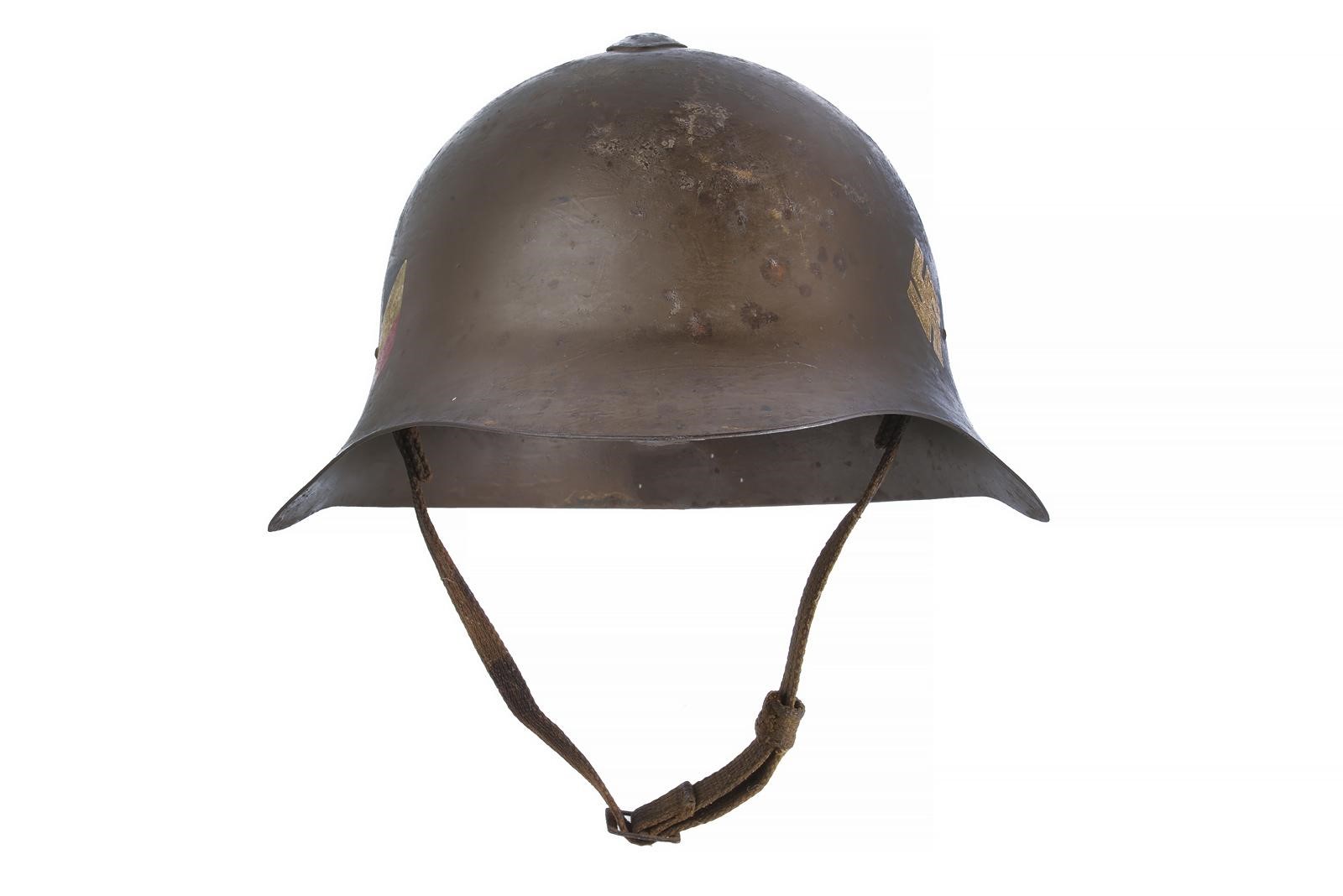 Elmetto SSh-36 sovietico, fodero, altezza 17 cm (circa 1936; insegne tedesche/ausiliarie, 1941 ci...