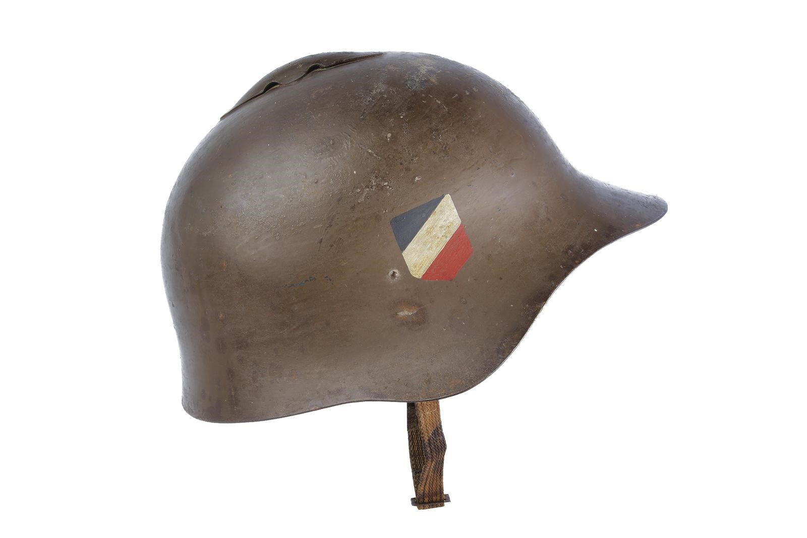 Elmetto SSh-36 sovietico, fodero, altezza 17 cm (circa 1936; insegne tedesche/ausiliarie, 1941 ci...