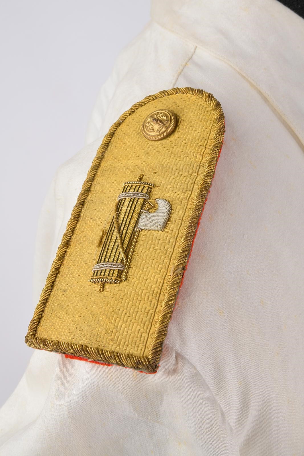 Regno d’Italia, Uniforme estiva per ufficiale superiore della MVSN (giacca) con pantaloni e cintu...